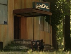 barmanka maže před barem tabuli