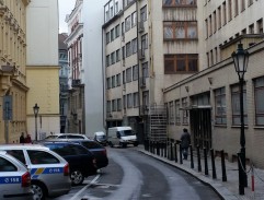 Před budovou policie