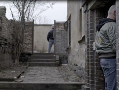 Turek močí na chlapce