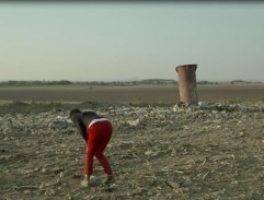 Koldová zvrací na skládce