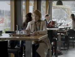 Klosová v kavárně