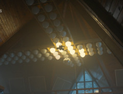 Strop hotelové jídelny