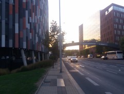 Moderní budovy a můstek