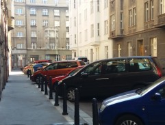 Před novým bydlištěm Horových