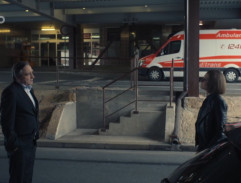 U vchodu do nemocnice