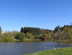 Rybník s Jančurovou chatkou