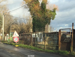 Lenka leze přes plot