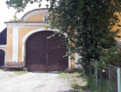 Před statkem Veselých