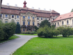 Před domovem důchodců