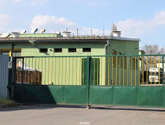 Zadní vchod do masokombinátu