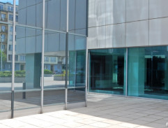 JUDr. Petrovský před kanceláří