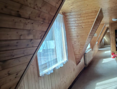 Na chodbě hotelu II