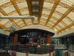 V nákupním středisku