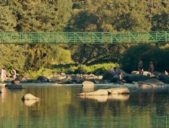 Zelený most nad řekou