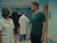 Na nemocniční chodbě