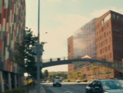 Moderní budovy a můstek