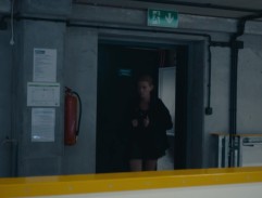 Konášová ve dveřích