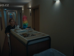 Pokojská na chodbě