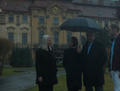 Před domovem důchodců