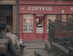 Před holičstvím Joffo