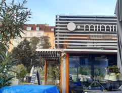 v záhradnej reštaurácií