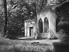 Martha Roderich stojí u domu Wilhelma Storitze