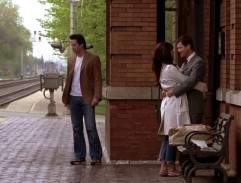 Alex vidí Kate na plošině