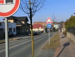 pred domom strážnika Lacinu