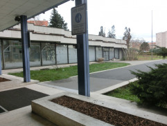 pred ústavom na predpoveď počasia