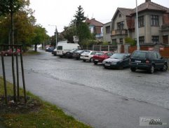 križovatka pred Urbanových domom