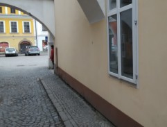 Doktor Závada jde uličkou