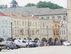 Doktor Závada jde po náměstí