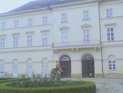 Slečna Kornelové přijíždí na zámek