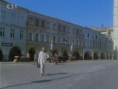 Doktor Závada jde po náměstí