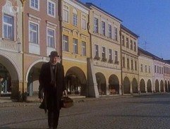 Doktor Girgal přechází náměstí