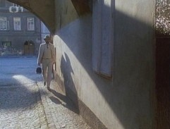 Doktor Závada jde uličkou