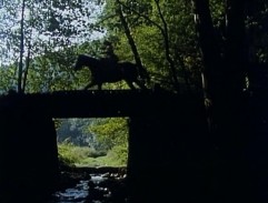 Slečna Kornelové jede přes můstek