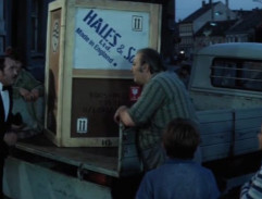 Před kavárnou U Dudáka