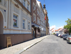 Před kavárnou U Dudáka