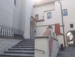 Před hradním kostelem