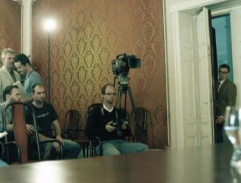 pred tlačovou konferenciou