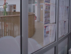 chodba pred realitnou kanceláriou