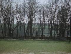 lavička pri cintoríne