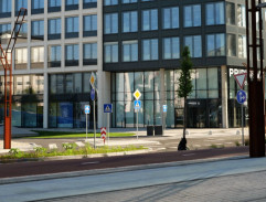 pred  domom Ludskeho otca