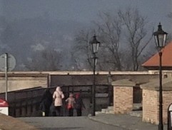 cesta pred kaviarňou