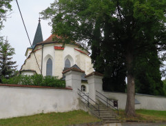 Na schodech u kostela