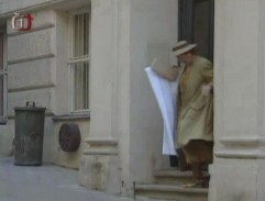 Paní Peřinová odnáší šaty