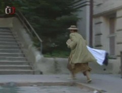 Paní Peřinová odnáší šaty II