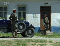 Před četnickou stanicí v Dušníku