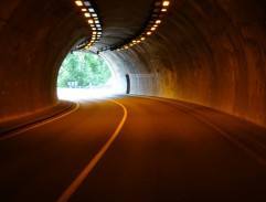 V tunelu